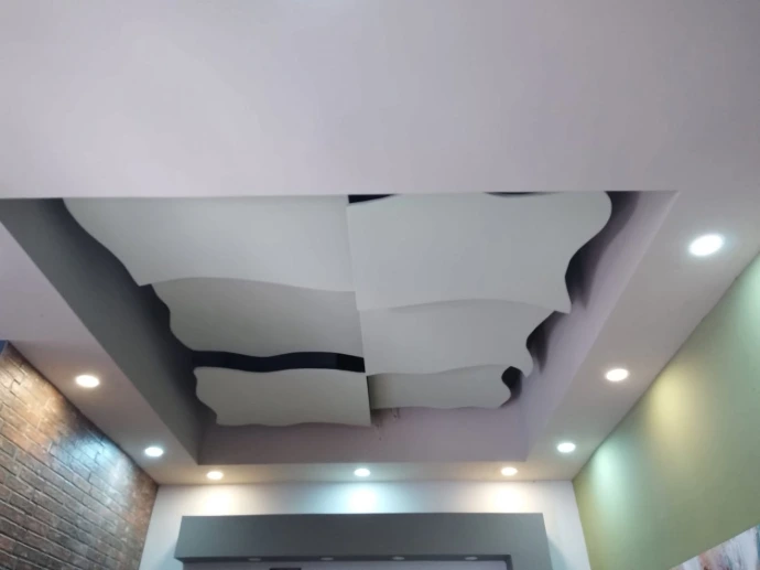 Cielo falso residencial con elementos ondulados e iluminación empotrada.